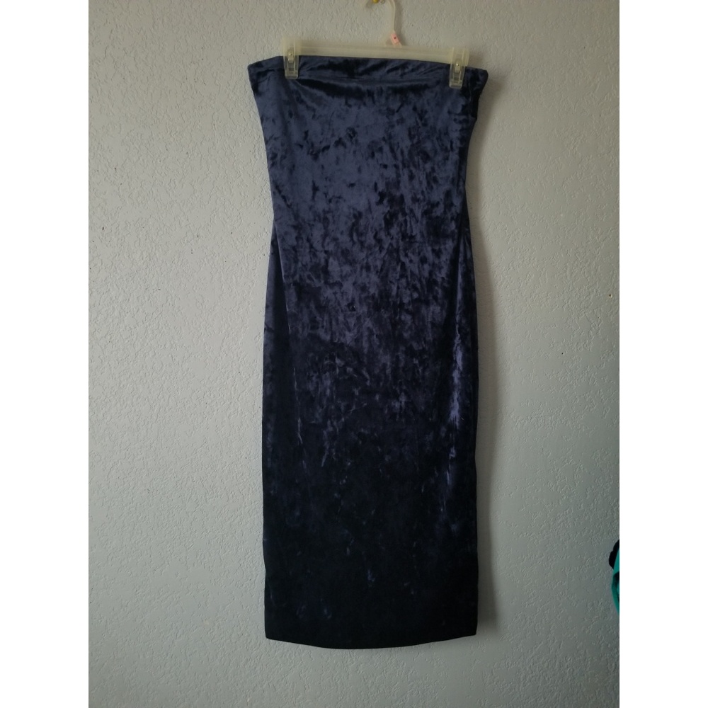 Navy blue velvet strapless dress.